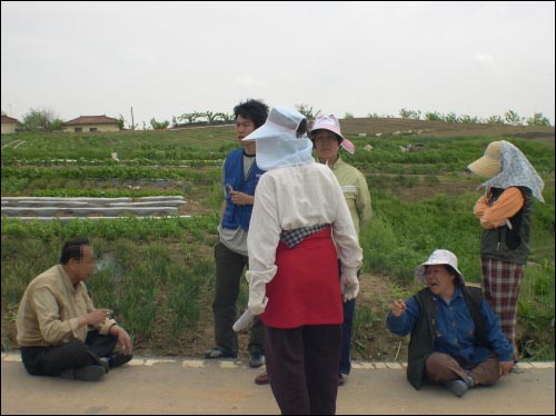 “이런 법이 어디 있냐구? 전경들이 막아서서 아이들이 학교도 못가, 이놈아! 불난 집에 주인이 불 끄러 달려가도 불도 못 끄러 가게 하는 게 대한민국 경찰이여! 지들 처먹은 거 죄다 논바닥에 버리고, 똥 싸는 것들이, 어디 와서 국민이고 법이야!” 